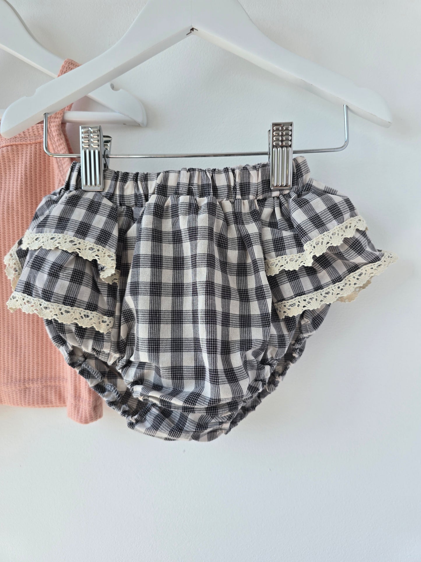 Checkered ruffle bloomers black