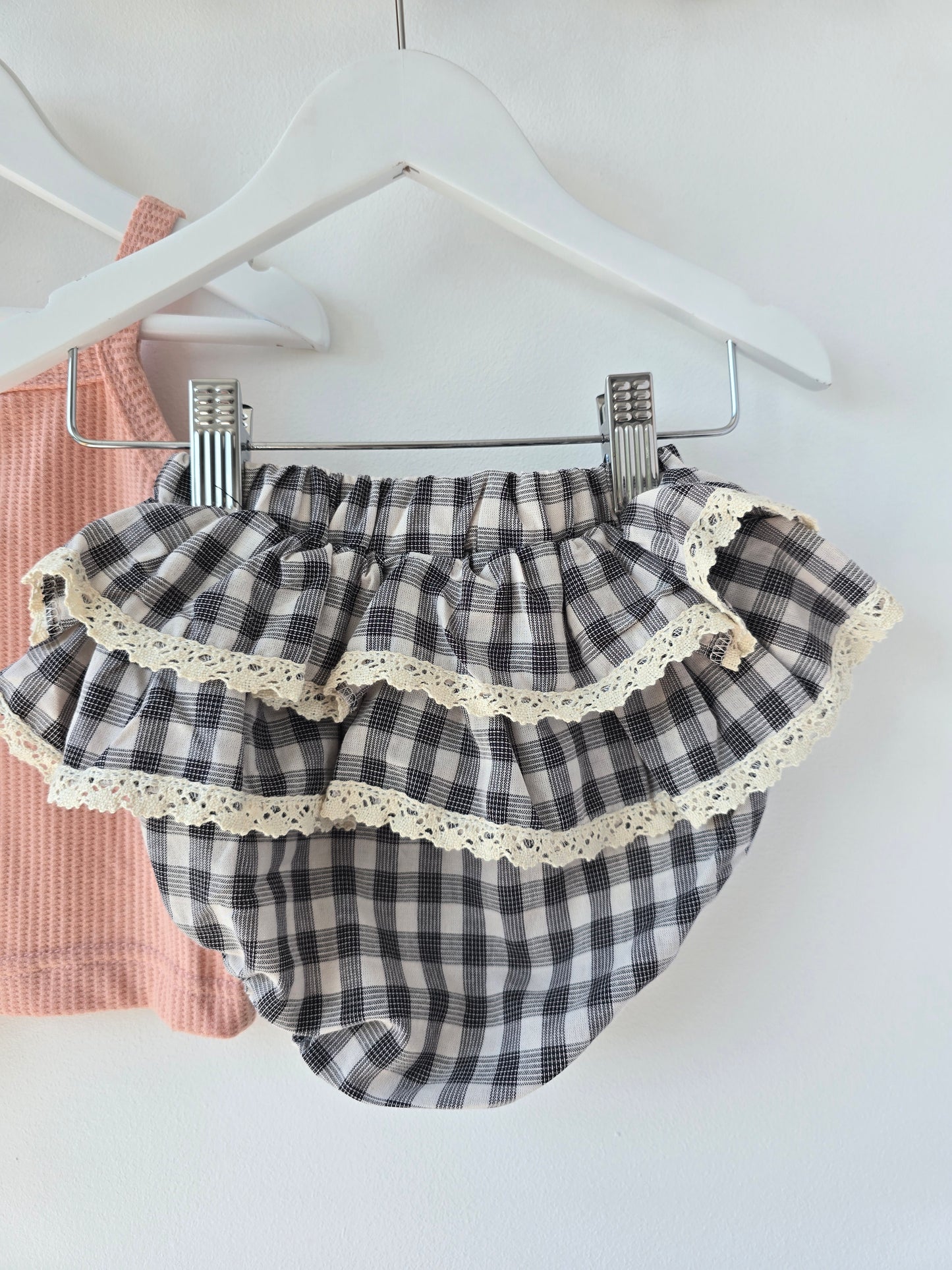 Checkered ruffle bloomers black