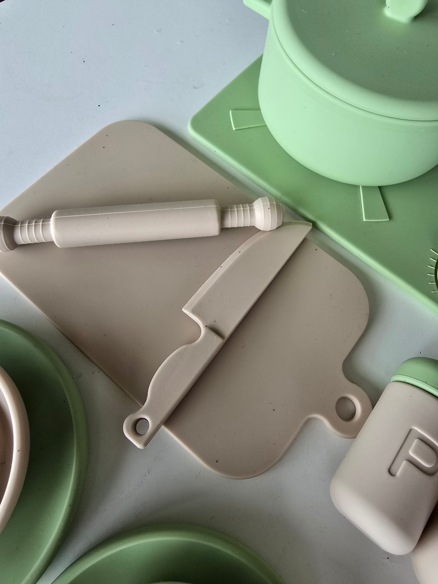 Cooking set in green