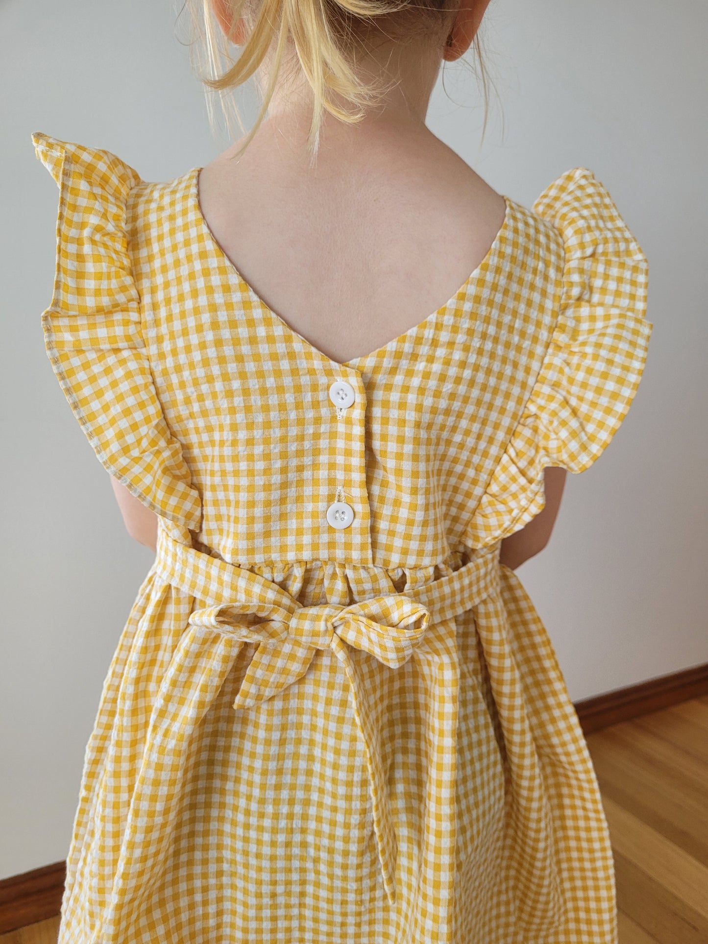 Gingham dress with ruffle sleeves