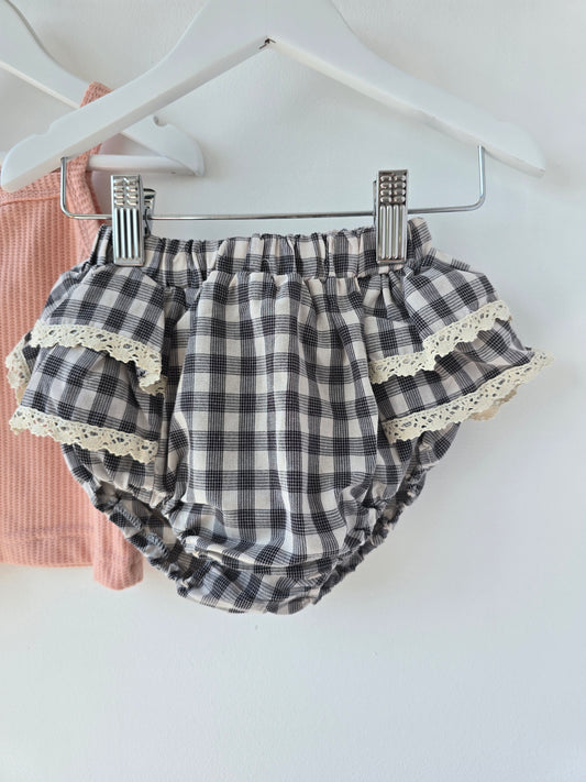 Checkered ruffle bloomers black