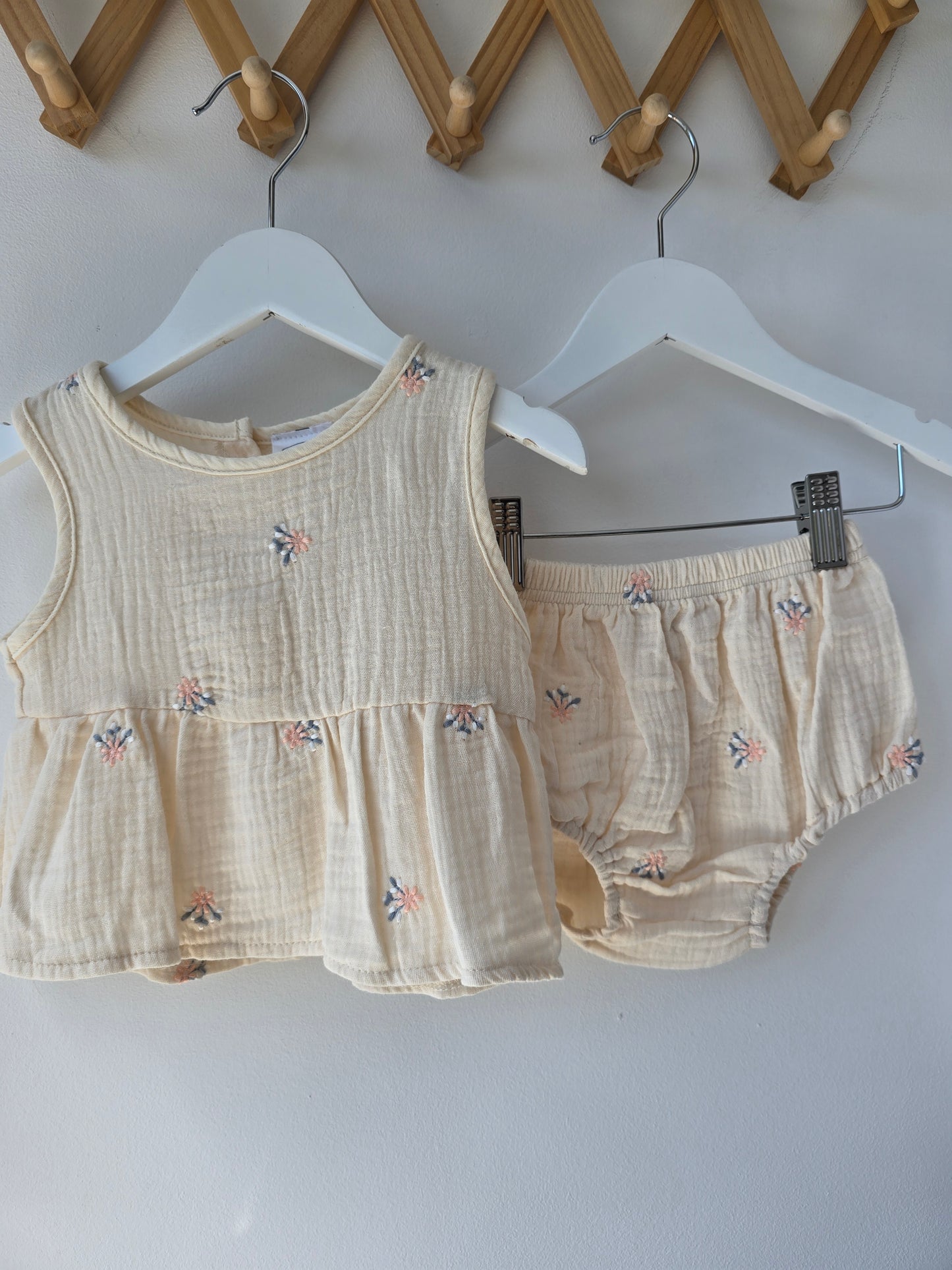 Embroidered flower set