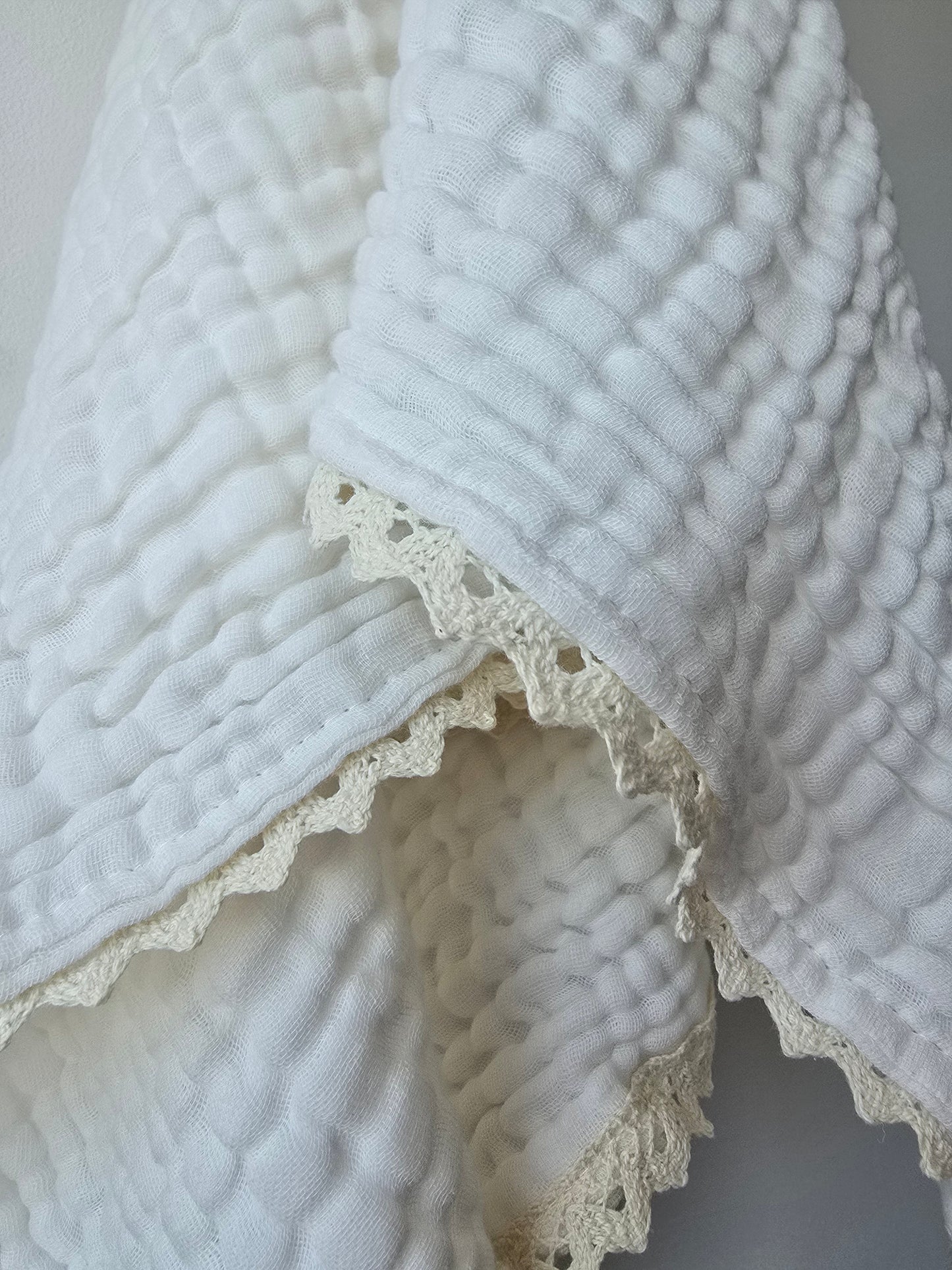 Cotton muslin blanket in white