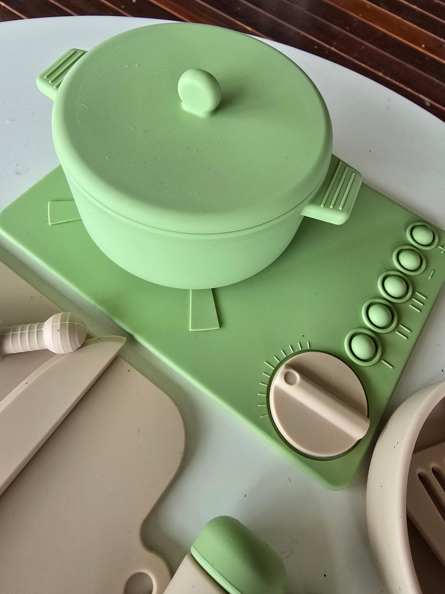 Cooking set in green