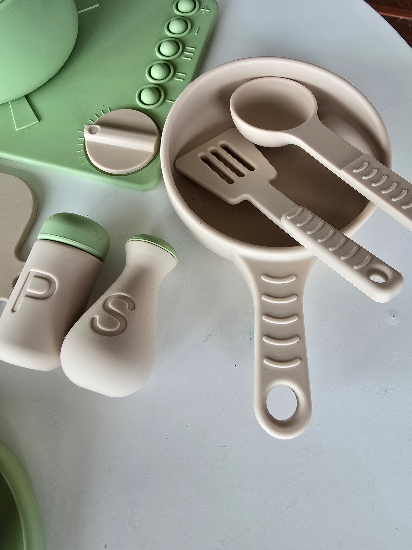 Cooking set in green