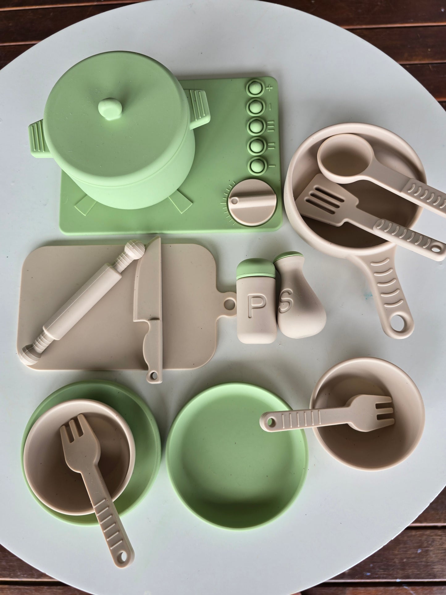 Cooking set in green
