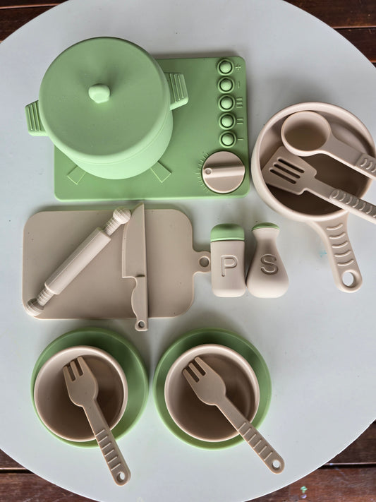 Cooking set in green