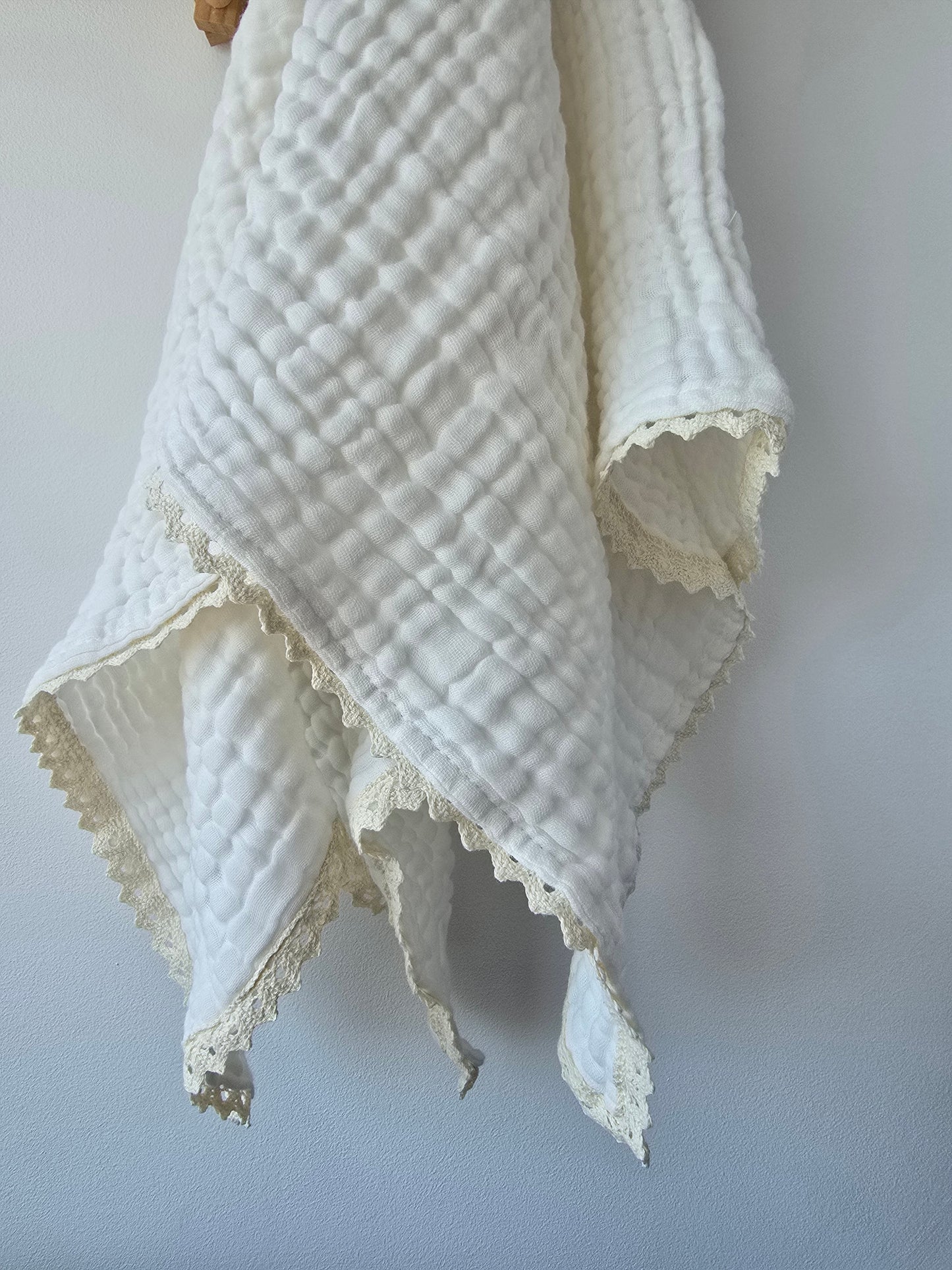 Cotton muslin blanket in white